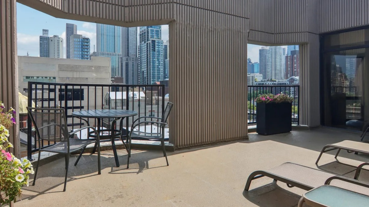 Rooftop terrace at 1000 N LaSalle in Chicago with outdoor tables, chairs, lounge seating, and city skyline views