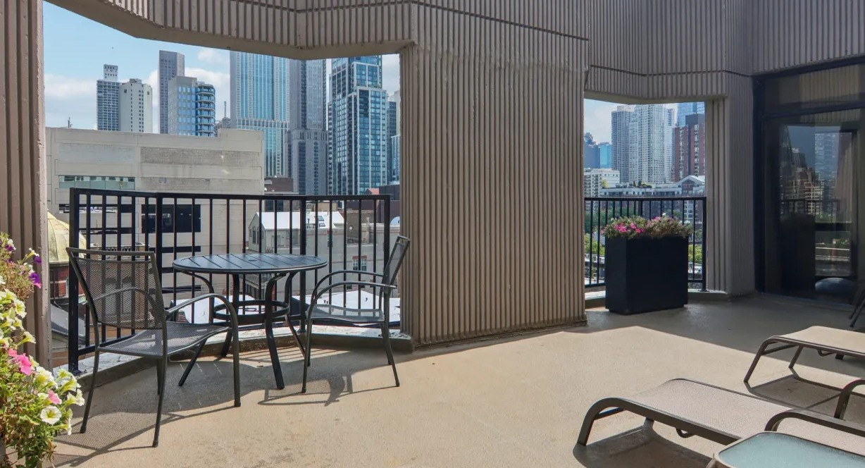 Rooftop terrace at 1000 N LaSalle in Chicago with outdoor tables, chairs, lounge seating, and city skyline views