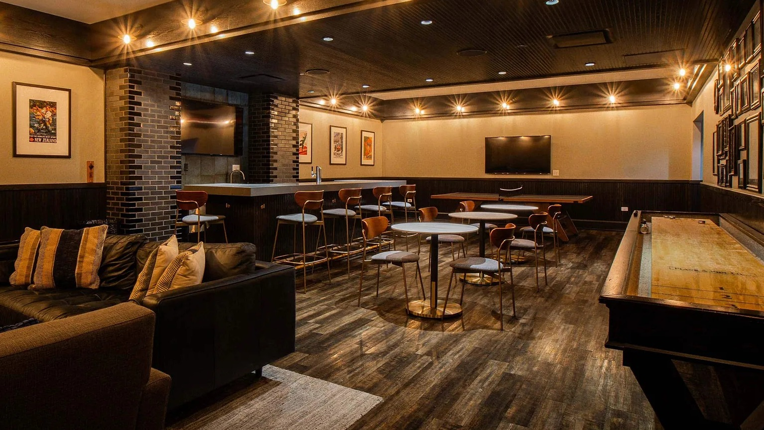 Stylish social lounge with modern seating, bar area, and entertainment space at 1000 South Clark apartments in Chicago