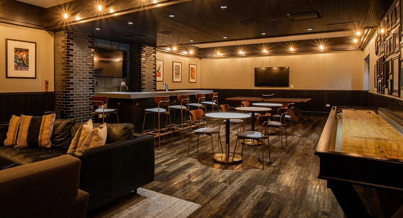 Stylish social lounge with modern seating, bar area, and entertainment space at 1000 South Clark apartments in Chicago