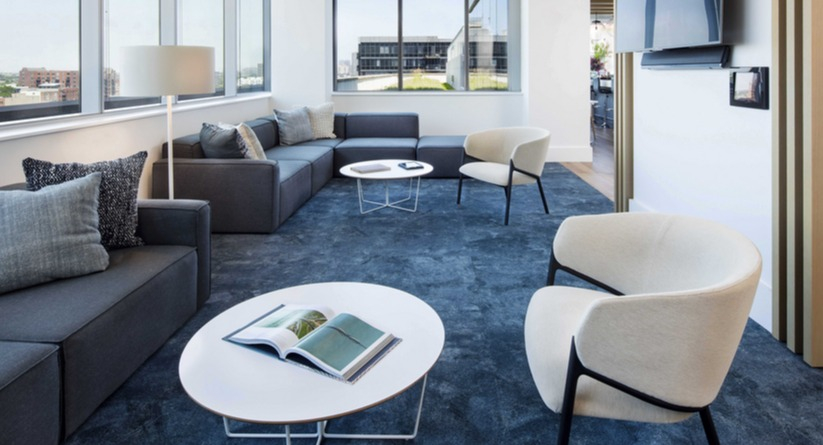 Resident lounge with sectional sofas, modern club seating, and bright windows for gatherings at 1225 Old Town Apartments in Chicago