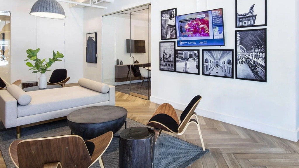 Inviting lobby and lounge area at 1401 S. State Apartments in Chicago, featuring stylish seating, art displays, and a welcoming atmosphere