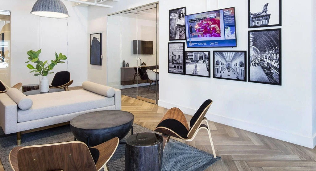 Inviting lobby and lounge area at 1401 S. State Apartments in Chicago, featuring stylish seating, art displays, and a welcoming atmosphere