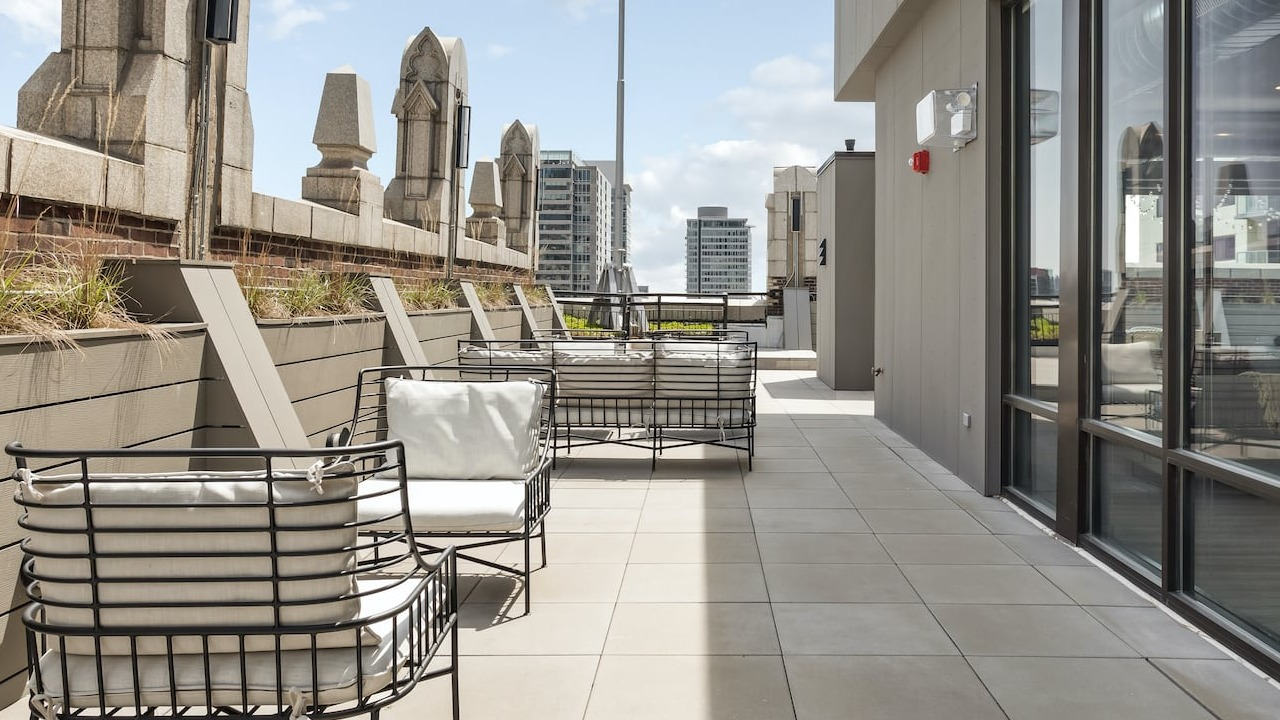 Rooftop seating area at 330 S Wells Apartments in Chicago with modern chairs, skyline views, and outdoor relaxation space