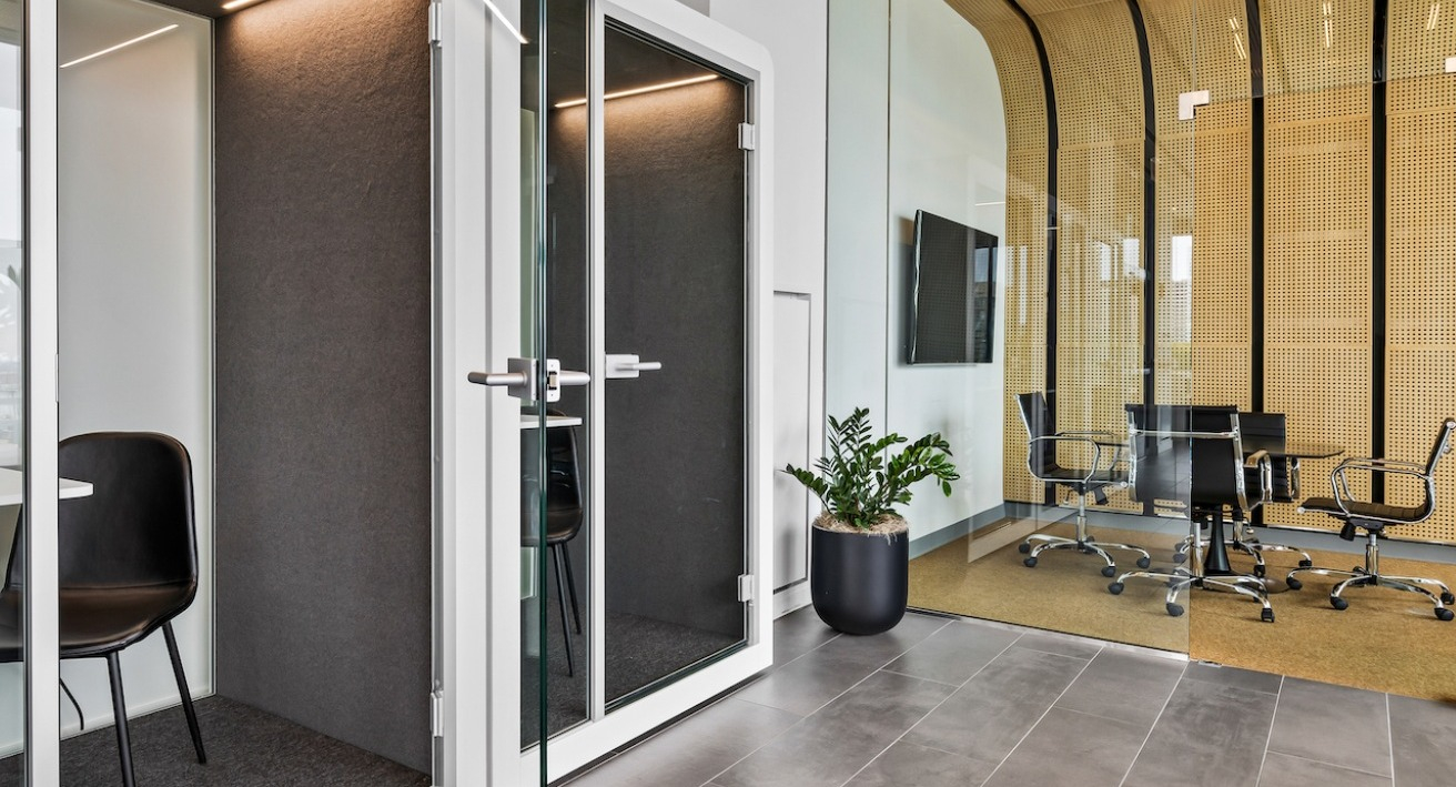 Private work pods and glass-walled meeting rooms at 3Eleven Luxury Apartments in Chicago for remote work convenience