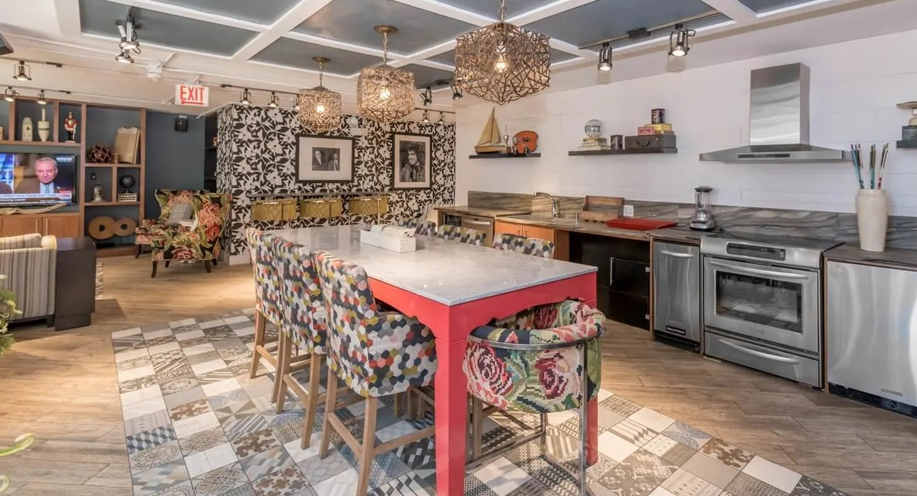 Community kitchen and dining space with pendant lighting, marble-topped island, and stainless appliances at 860 N Dewitt Apartments in Chicago
