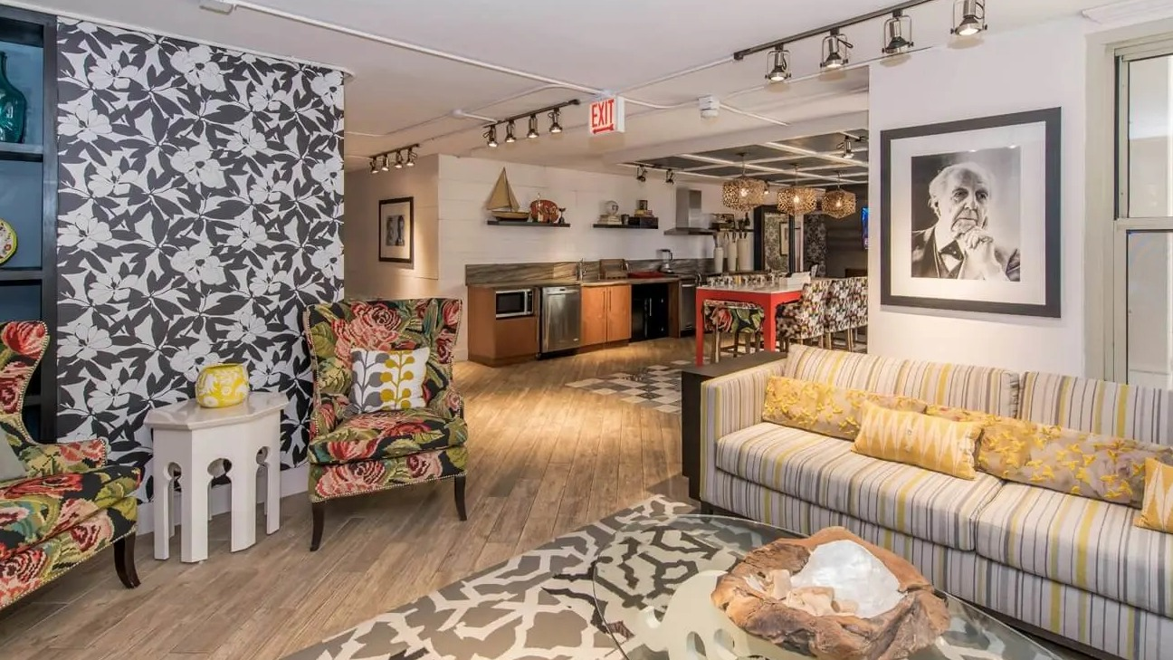 Colorful resident lounge with comfy seating, kitchenette, and patterned decor at 860 N Dewitt Apartments in Chicago, great for work or relaxing