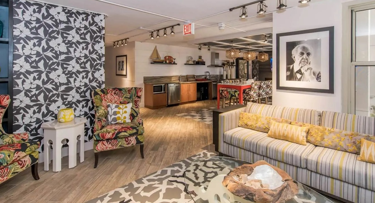 Colorful resident lounge with comfy seating, kitchenette, and patterned decor at 860 N Dewitt Apartments in Chicago, great for work or relaxing