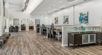 AMLI 900’s modern leasing office in Chicago with contemporary finishes and professional workspace where residents and prospects handle tours and leasing needs