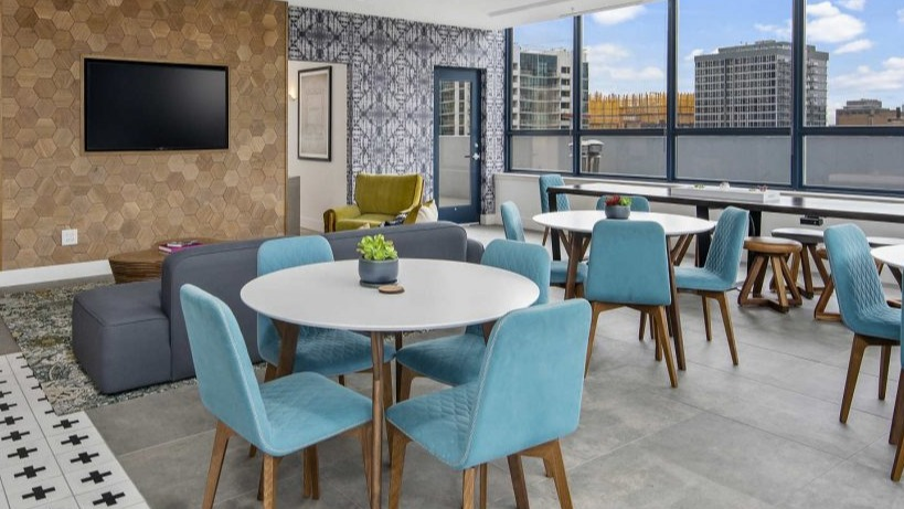 Spacious amenity lounge area at Arkadia West Loop with various seating arrangements and large windows