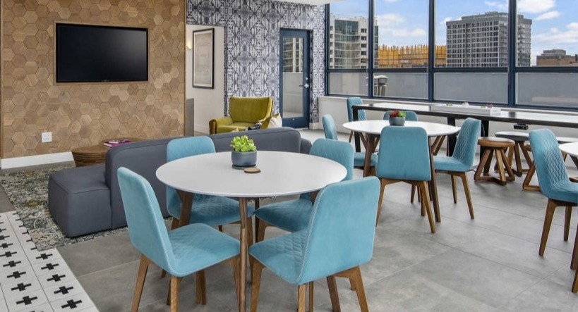 Spacious amenity lounge area at Arkadia West Loop with various seating arrangements and large windows