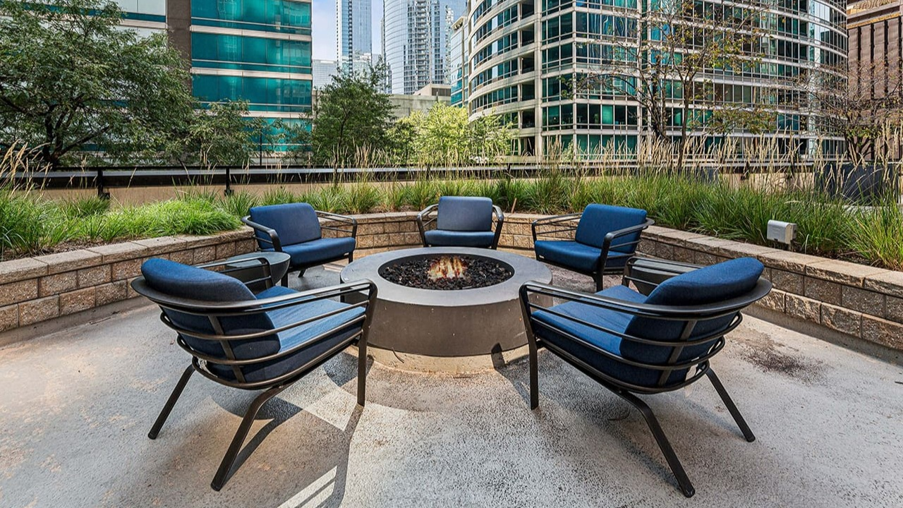 Outdoor fire pit lounge at Arrive Streeterville with comfortable seating, perfect for social gatherings