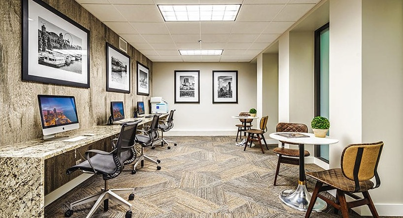 A well-equipped resident business center with computers and private tables at Axis Apartments & Lofts in Chicago