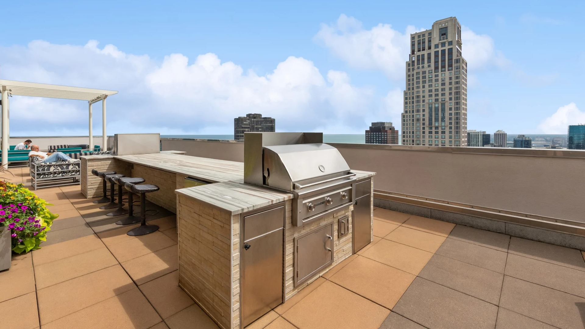Axis Apartments & Lofts in Chicago offer a stunning rooftop with grilling stations and city views