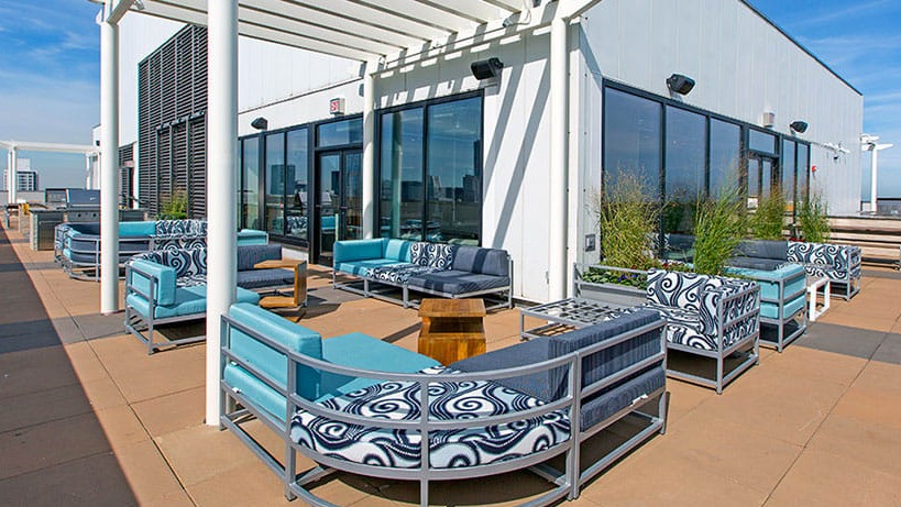 Axis Apartments & Lofts in Chicago offer a spacious rooftop lounge with stylish seating and city views