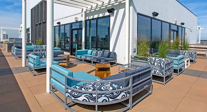 Axis Apartments & Lofts in Chicago offer a spacious rooftop lounge with stylish seating and city views