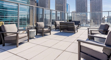 Expansive rooftop lounge at Catalyst apartments in Chicago with outdoor seating, perfect for enjoying the city skyline views