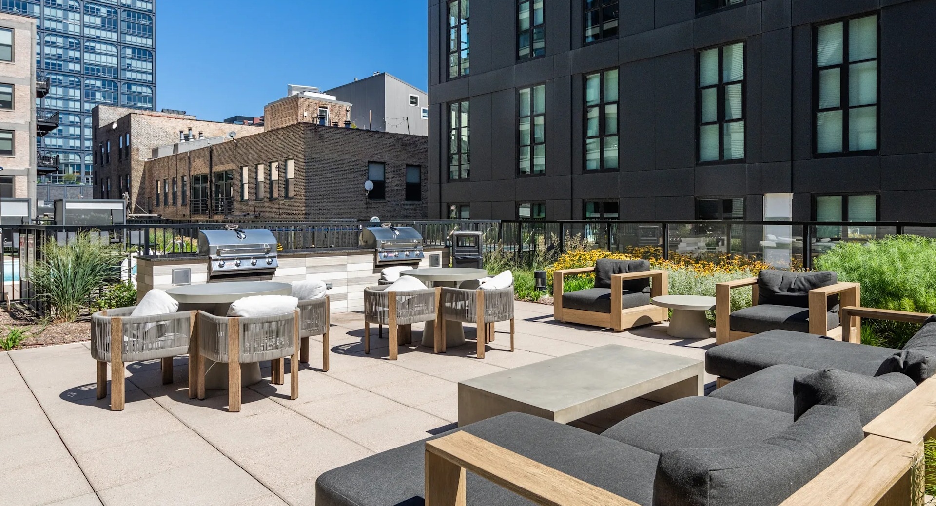 Spacious rooftop terrace with modern outdoor seating areas and multiple grills for residents at Circa 922 in Chicago