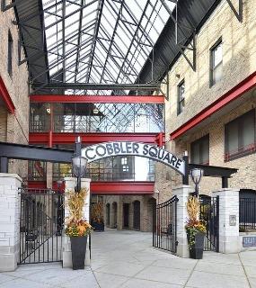 Spacious community area with comfortable seating and modern décor at Cobbler Square Lofts in Chicago