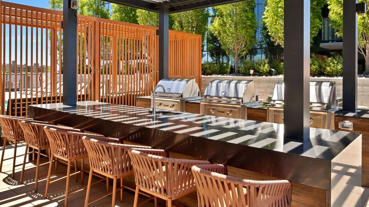 Outdoor rooftop grilling stations and dining area at Coppia apartments in Chicago, perfect for entertaining