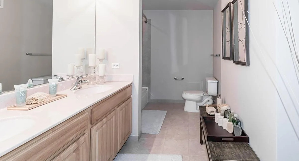 Spacious bathroom featuring a double vanity, large mirror, and a shower-tub combination at Echelon at K Station in Chicago