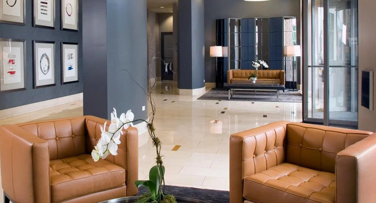 Elegant and spacious lobby lounge area with comfortable leather chairs and modern decor at Echelon at K Station in Chicago