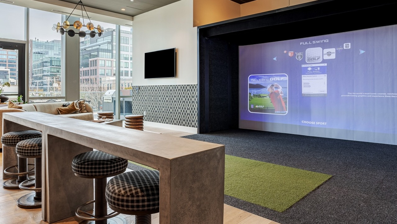 Innovative golf simulator and lounge area at Flora apartments in Chicago, perfect for practice and entertainment