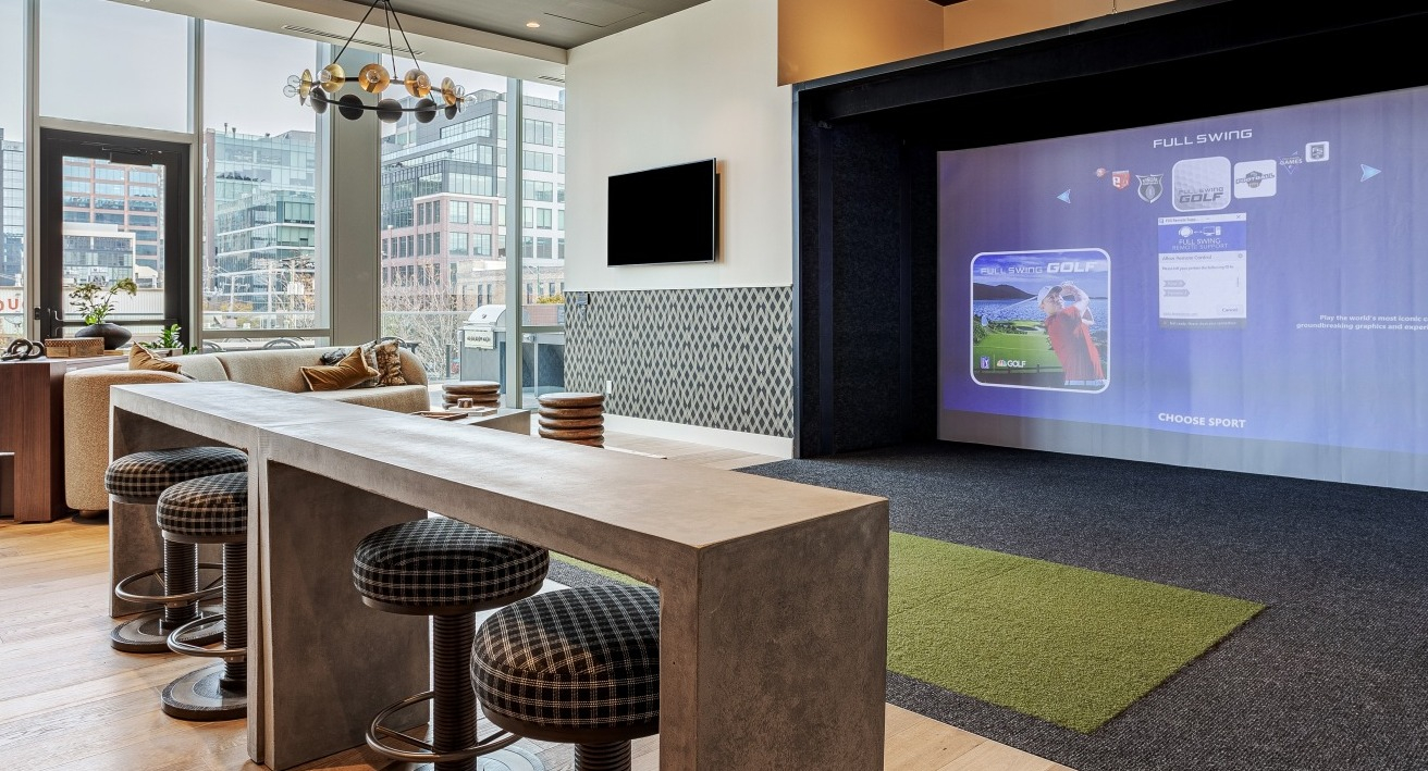 Innovative golf simulator and lounge area at Flora apartments in Chicago, perfect for practice and entertainment