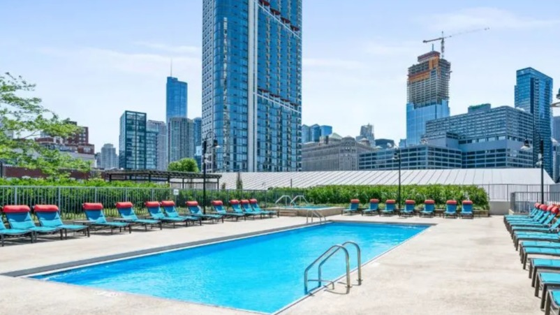 Kingsbury Plaza rooftop pool with lounge chairs, offering refreshing swims and impressive Chicago cityscape views