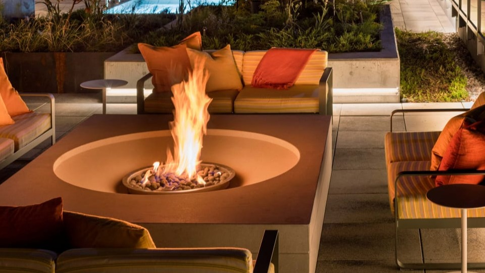Scenic rooftop amenity with a modern fire pit and comfortable seating, perfect for evening gatherings at Landmark West Loop in Chicago