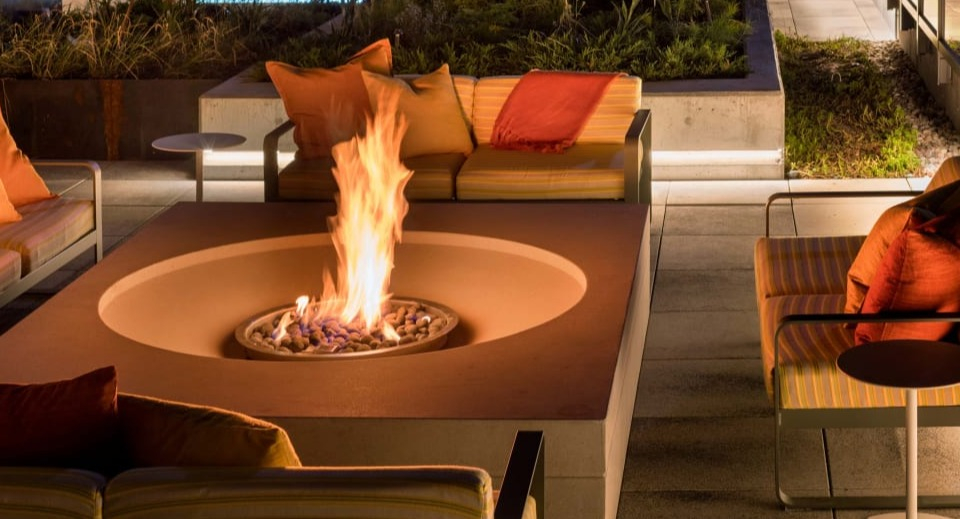 Scenic rooftop amenity with a modern fire pit and comfortable seating, perfect for evening gatherings at Landmark West Loop in Chicago