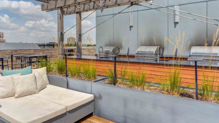 Luxe on Chicago Apartments