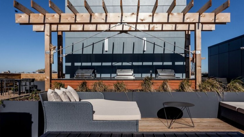 Luxe on Chicago Apartments