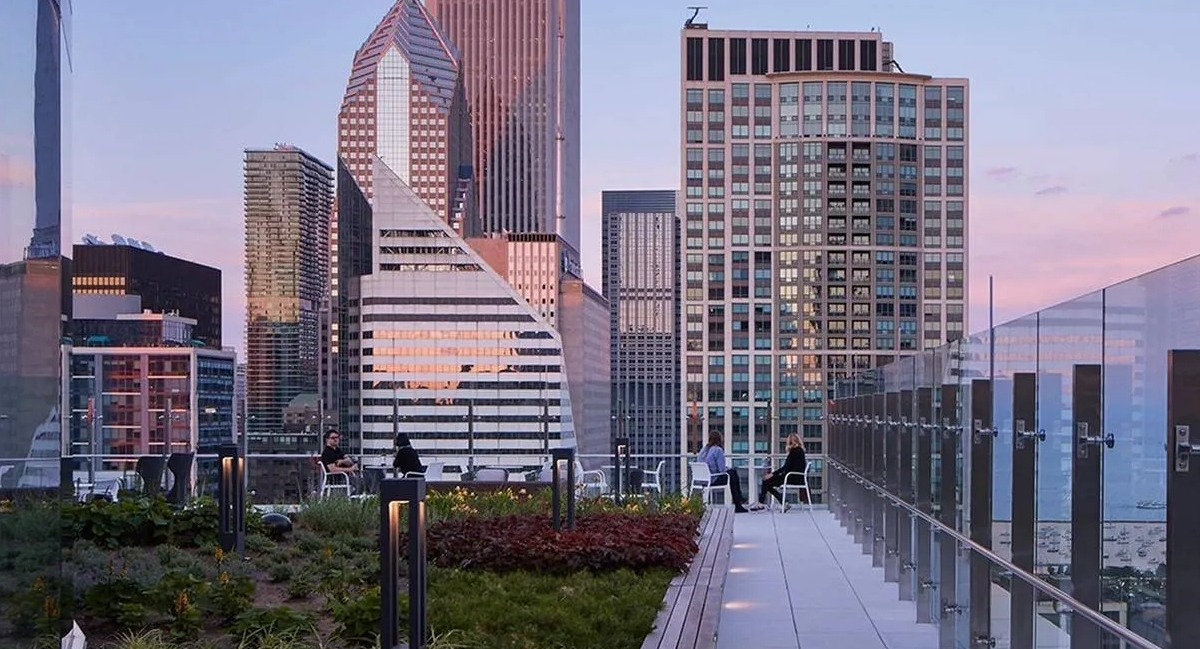 Scenic rooftop terrace with modern landscaping, comfortable seating, and panoramic city skyline views at Marquee at Block 37 in Chicago