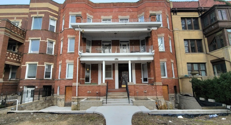 6713 N SHERIDAN Road