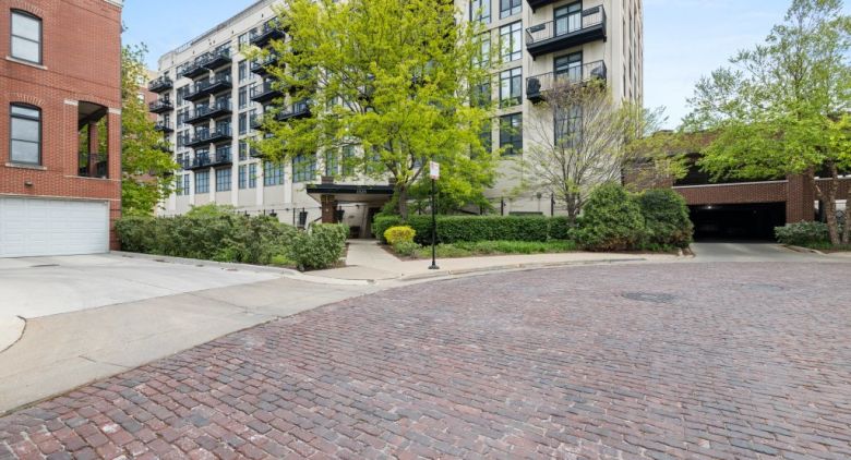 1525 S Sangamon St. #806