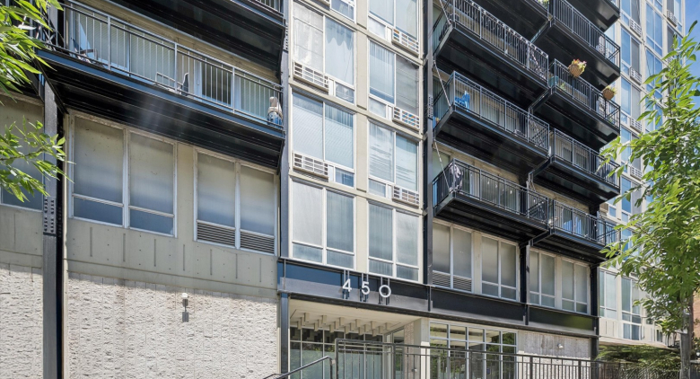 450 W Briar Place #9C
