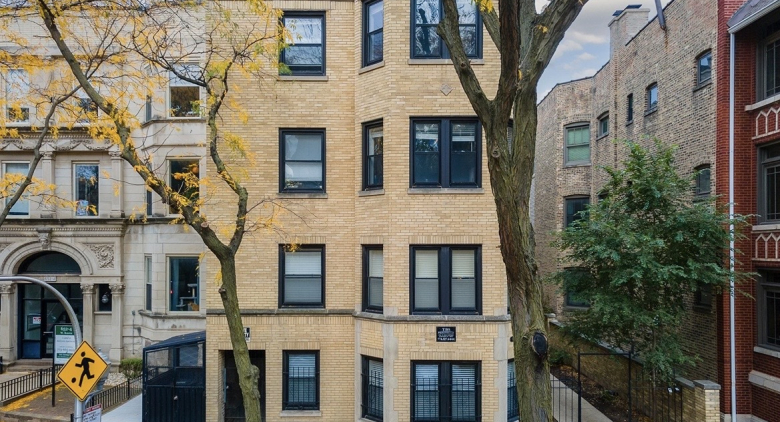 648.5 W Roscoe Street