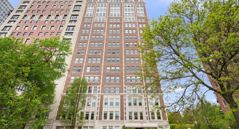 2440 N Lakeview Avenue #6C