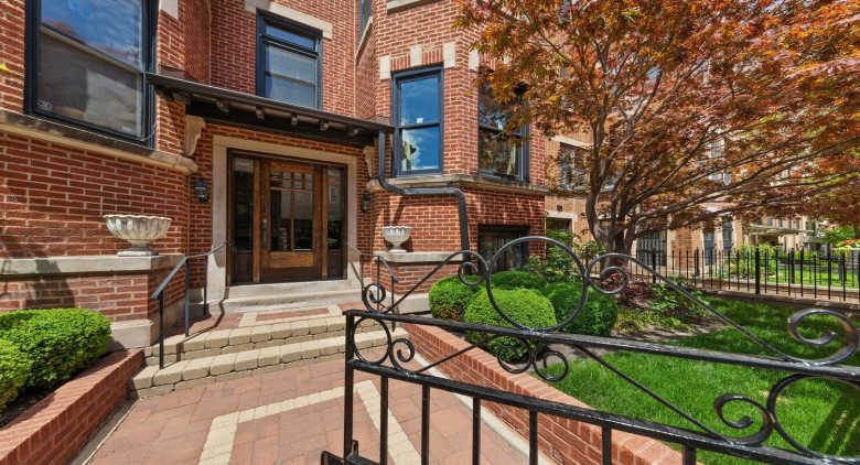 556 W Roscoe Street