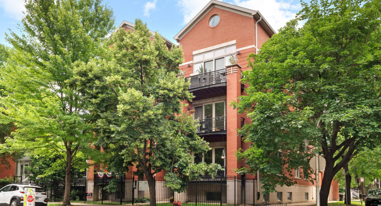 2323 W MONTROSE Avenue #2W