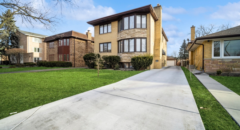 5715 N CICERO Avenue