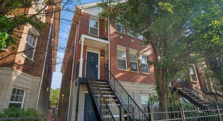 667 W DIVISION Street