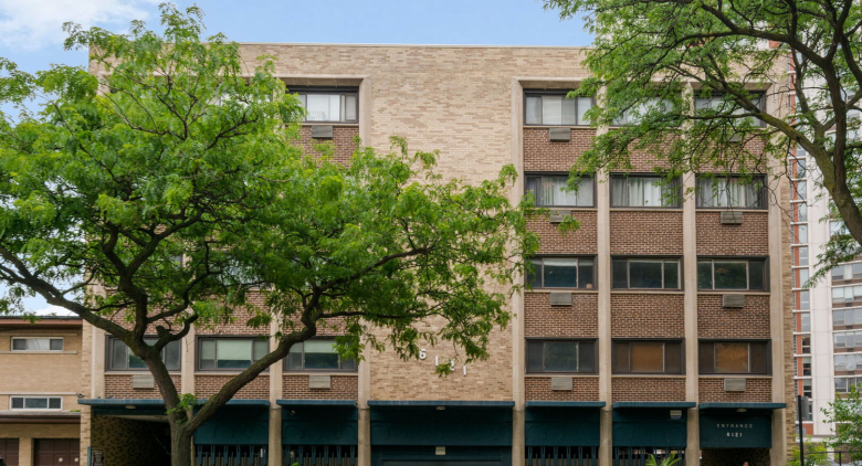 6121 N Sheridan Road
