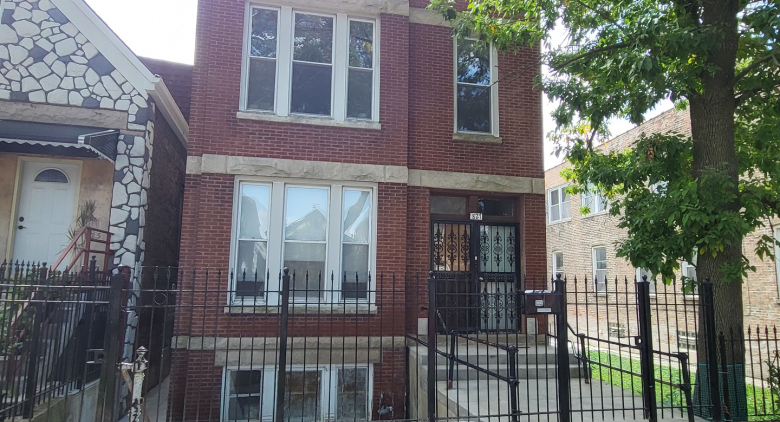 827 W 33rd Place