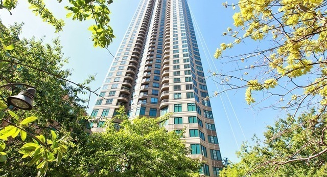 400 N La Salle Drive #2107