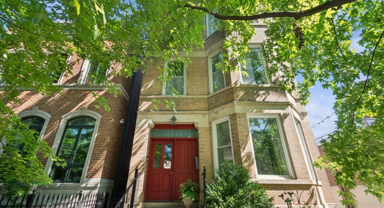 2112 W Cortland Street