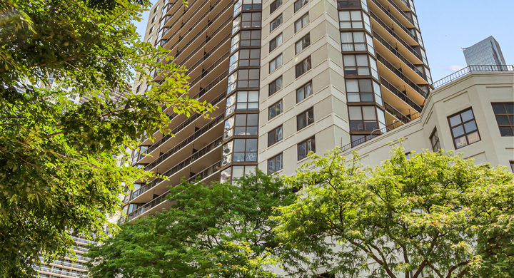 33 W Delaware Pl.