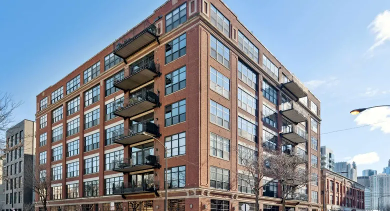 Unit #4B at 850 W Adams St.