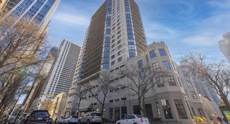33 W Delaware Pl. #11C
